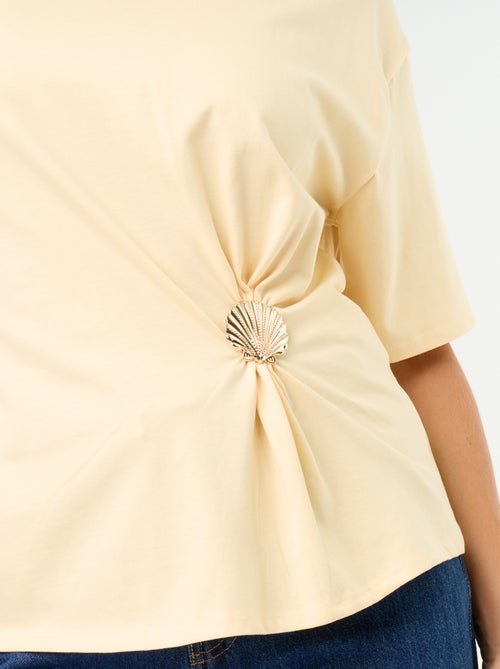 T-shirt a maniche corte con gioiello a conchiglia - Kiabi T-shirt a maniche corte con gioiello a conchiglia - Kiabi