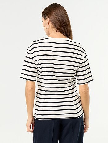 T-shirt a maniche corte con gioiello a conchiglia