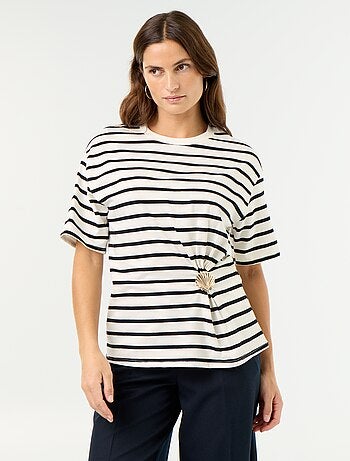 T-shirt a maniche corte con gioiello a conchiglia