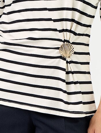 T-shirt a maniche corte con gioiello a conchiglia