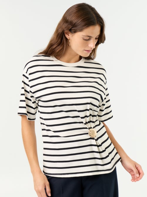 T-shirt a maniche corte con gioiello a conchiglia - Kiabi T-shirt a maniche corte con gioiello a conchiglia - Kiabi