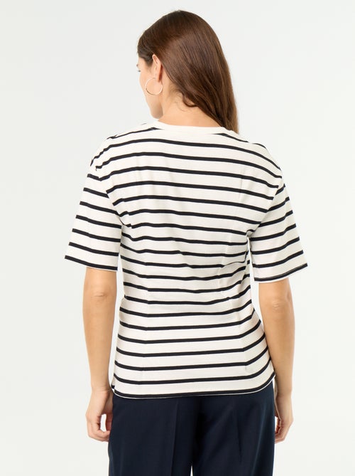 T-shirt a maniche corte con gioiello a conchiglia - Kiabi T-shirt a maniche corte con gioiello a conchiglia - Kiabi