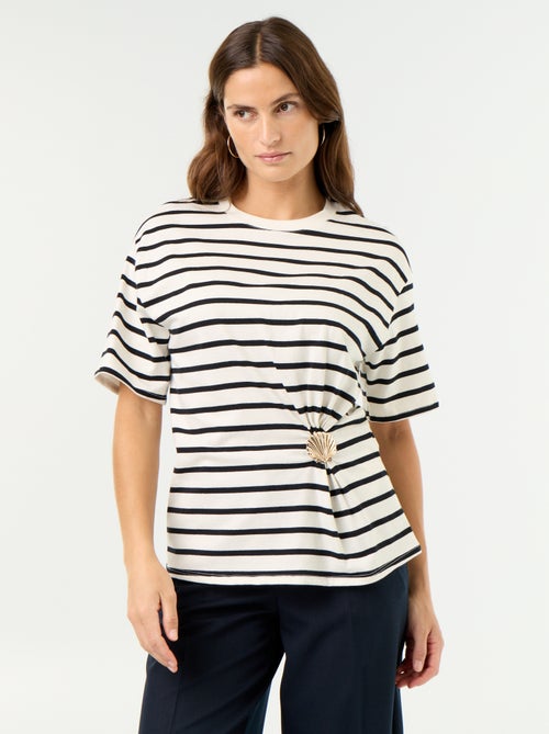 T-shirt a maniche corte con gioiello a conchiglia - Kiabi T-shirt a maniche corte con gioiello a conchiglia - Kiabi
