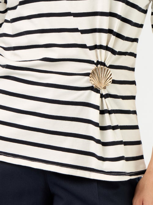 T-shirt a maniche corte con gioiello a conchiglia - Kiabi T-shirt a maniche corte con gioiello a conchiglia - Kiabi
