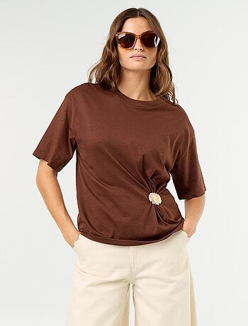T-shirt a maniche corte con gioiello a conchiglia