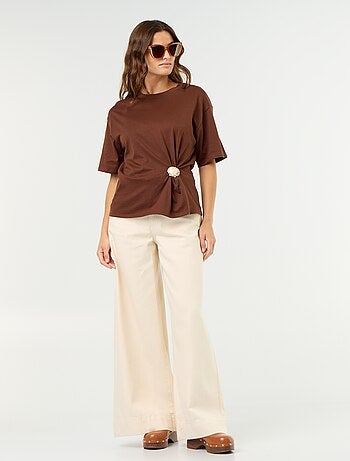 T-shirt a maniche corte con gioiello a conchiglia
