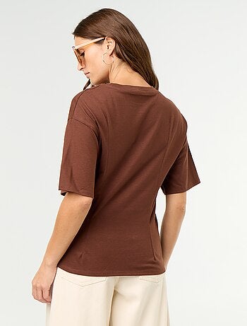 T-shirt a maniche corte con gioiello a conchiglia