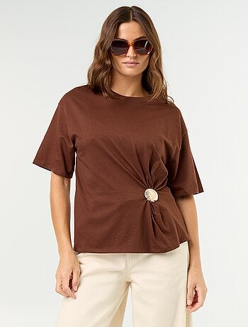T-shirt a maniche corte con gioiello a conchiglia