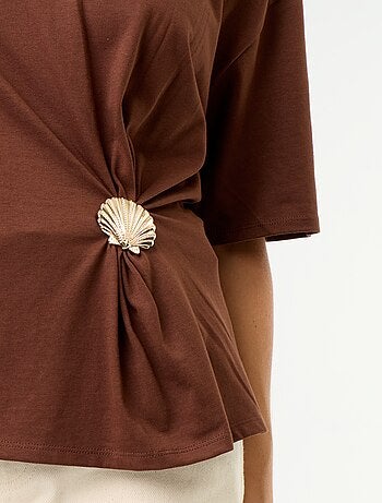 T-shirt a maniche corte con gioiello a conchiglia