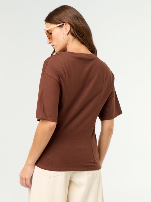 T-shirt a maniche corte con gioiello a conchiglia - Kiabi T-shirt a maniche corte con gioiello a conchiglia - Kiabi