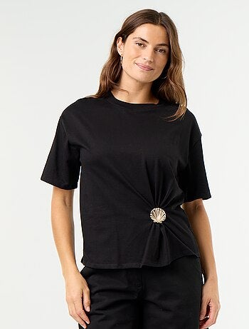T-shirt a maniche corte con gioiello a conchiglia