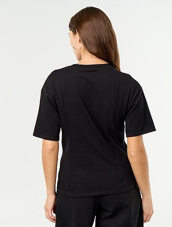 T-shirt a maniche corte con gioiello a conchiglia