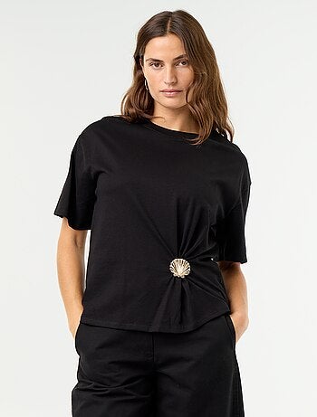 T-shirt a maniche corte con gioiello a conchiglia