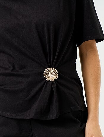 T-shirt a maniche corte con gioiello a conchiglia