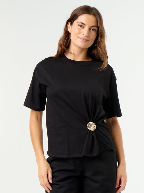 T-shirt a maniche corte con gioiello a conchiglia - Kiabi T-shirt a maniche corte con gioiello a conchiglia - Kiabi