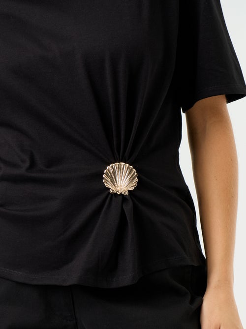 T-shirt a maniche corte con gioiello a conchiglia - Kiabi T-shirt a maniche corte con gioiello a conchiglia - Kiabi