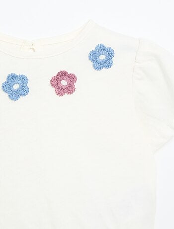 T-shirt a maniche corte con ricami e orlo a balze