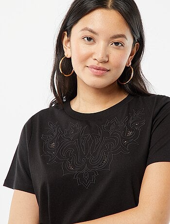 T-shirt a maniche corte con ricami fantasia
