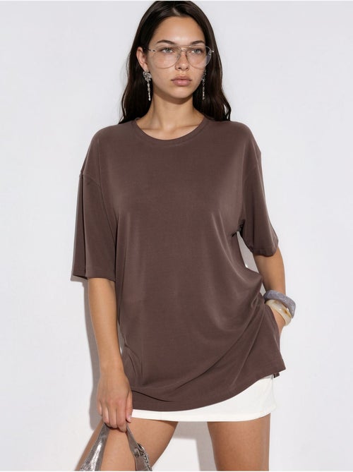 T-shirt a maniche corte con scollo rotondo e dettaglio con spacco busem - Kiabi T-shirt a maniche corte con scollo rotondo e dettaglio con spacco busem - Kiabi