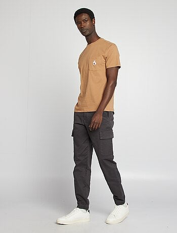 T-shirt a maniche corte con taschino sul petto e ricamo