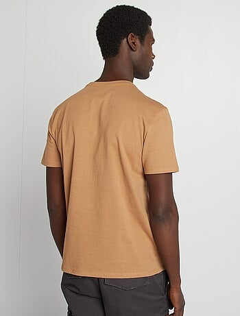 T-shirt a maniche corte con taschino sul petto e ricamo