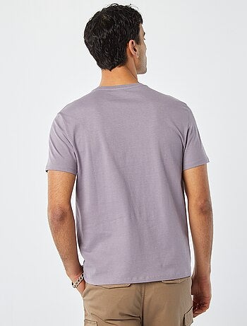 T-shirt a maniche corte con taschino sul petto e ricamo