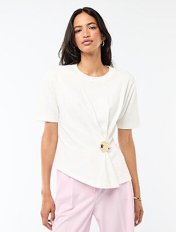 T-shirt a maniche corte drappeggiato con dettaglio gioiello