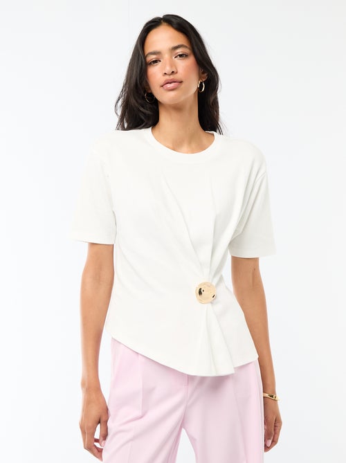 T-shirt a maniche corte drappeggiato con dettaglio gioiello - Kiabi