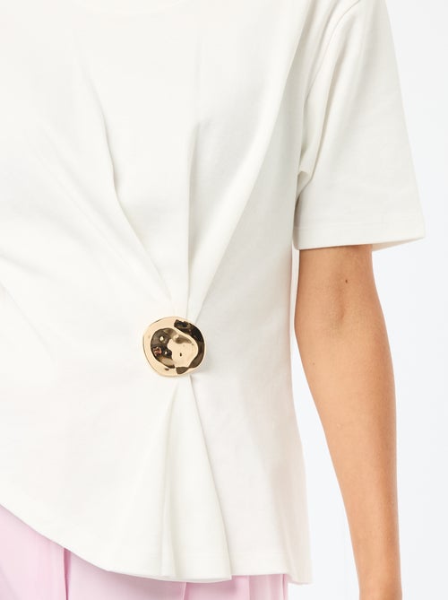 T-shirt a maniche corte drappeggiato con dettaglio gioiello - Kiabi