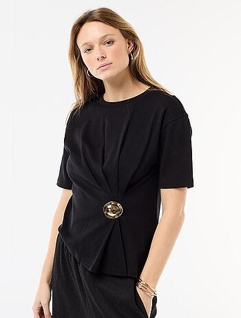 T-shirt a maniche corte drappeggiato con dettaglio gioiello