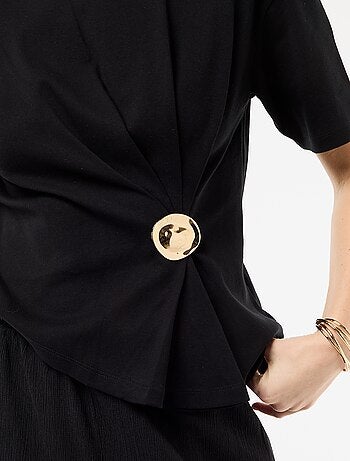 T-shirt a maniche corte drappeggiato con dettaglio gioiello