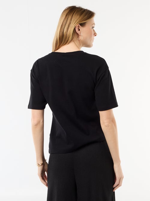 T-shirt a maniche corte drappeggiato con dettaglio gioiello - Kiabi