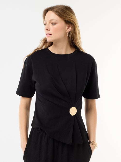 T-shirt a maniche corte drappeggiato con dettaglio gioiello - Kiabi