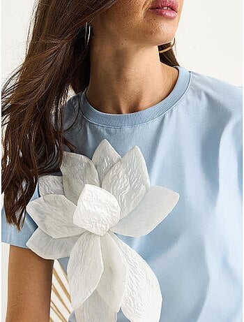 T-shirt a maniche corte in cotone con accessorio floreale lucci