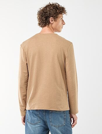 T-shirt a maniche lunghe con collo serafino