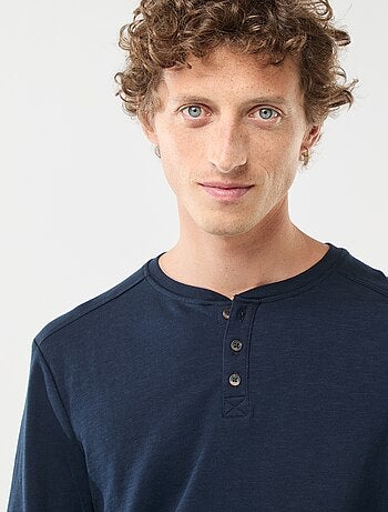 T-shirt a maniche lunghe con collo serafino