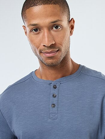 T-shirt a maniche lunghe con collo serafino