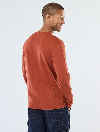 T-shirt a maniche lunghe con collo serafino