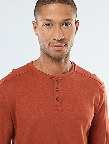 T-shirt a maniche lunghe con collo serafino
