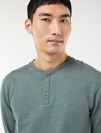 T-shirt a maniche lunghe con collo serafino