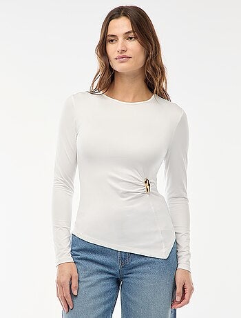 T-shirt a maniche lunghe con dettaglio gioiello dorato frontale effetto twist