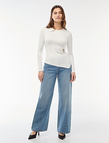 T-shirt a maniche lunghe con dettaglio gioiello dorato frontale effetto twist