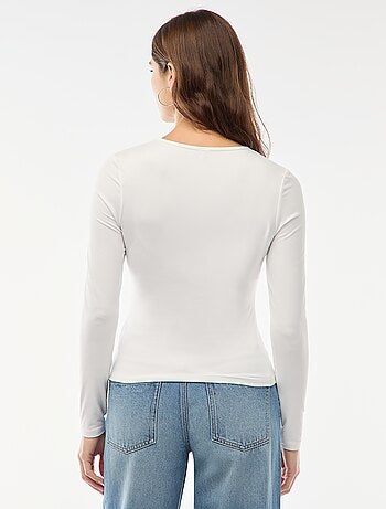 T-shirt a maniche lunghe con dettaglio gioiello dorato frontale effetto twist