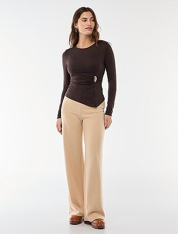 T-shirt a maniche lunghe con dettaglio gioiello dorato frontale effetto twist