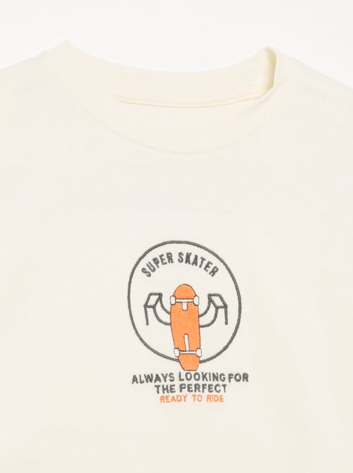 T-shirt a maniche lunghe con patch davanti e dietro - Kiabi T-shirt a maniche lunghe con patch davanti e dietro - Kiabi