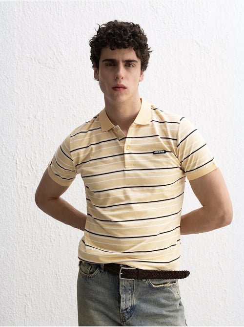 T-shirt a righe con colletto polo e bottoni giesto - Kiabi T-shirt a righe con colletto polo e bottoni giesto - Kiabi