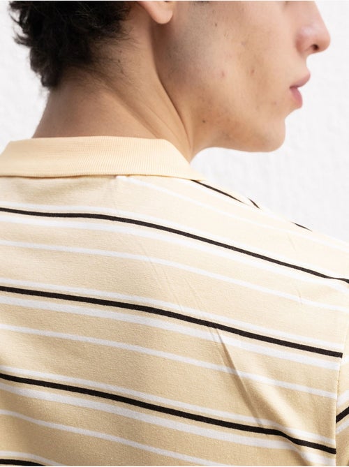 T-shirt a righe con colletto polo e bottoni giesto - Kiabi T-shirt a righe con colletto polo e bottoni giesto - Kiabi