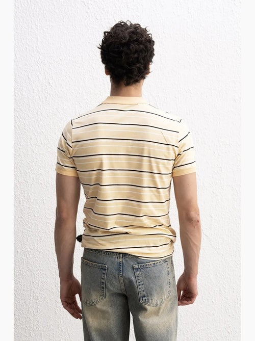 T-shirt a righe con colletto polo e bottoni giesto - Kiabi T-shirt a righe con colletto polo e bottoni giesto - Kiabi