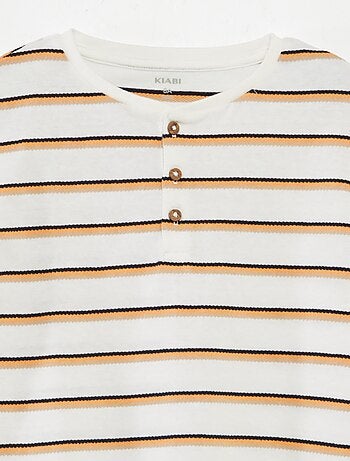 T-shirt a righe con collo serafino