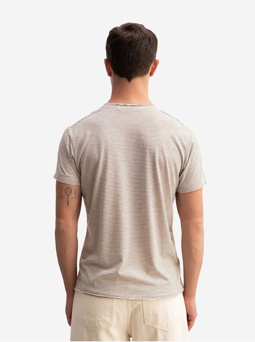 T-shirt a righe con girocollo e ricamo giesto - Kiabi T-shirt a righe con girocollo e ricamo giesto - Kiabi